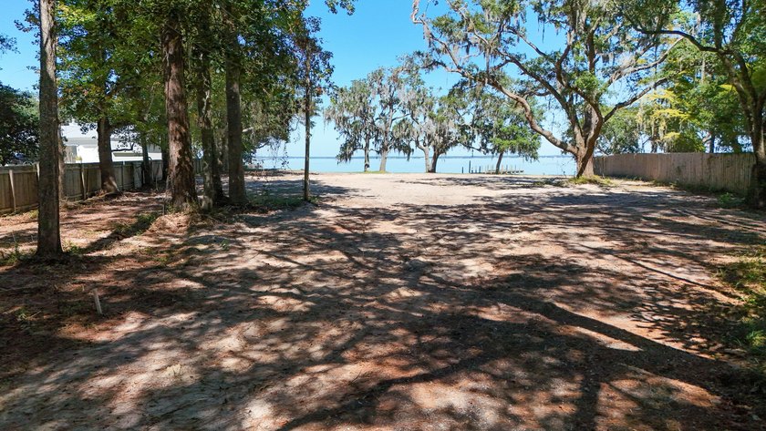 Waterfront vacant land with 198 feet on Choctawhatchee Bay. This - photo 9