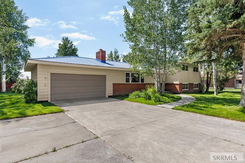 Well-maintained home offering a functional floor plan - photo 3