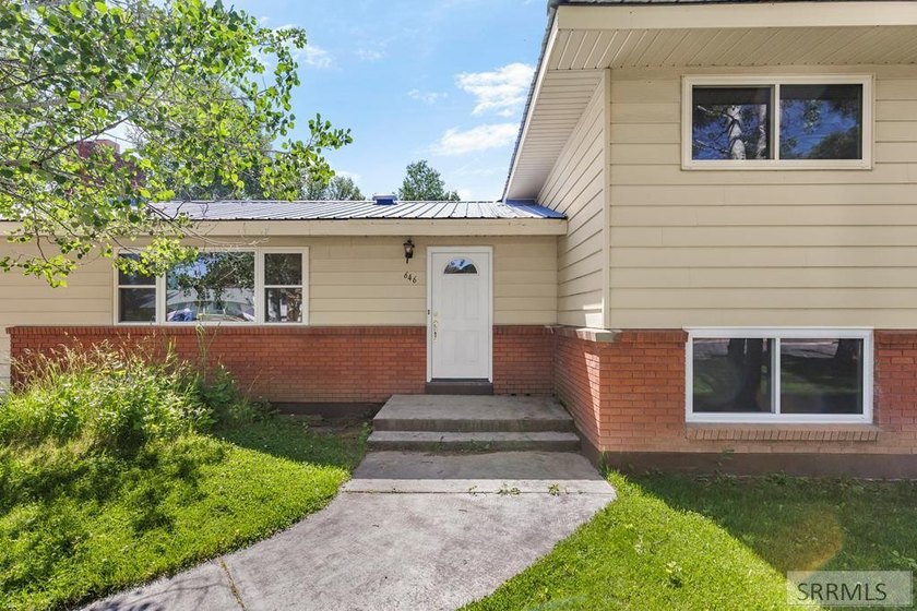 Well-maintained home offering a functional floor plan - photo 6