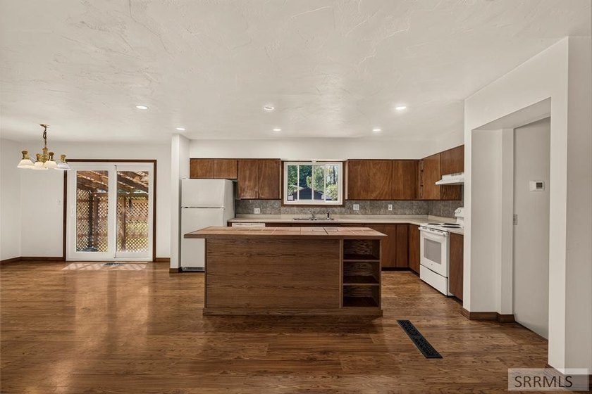 Well-maintained home offering a functional floor plan - photo 10