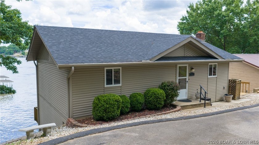 Welcome to lake life in this warm and inviting lakefront home - photo 2
