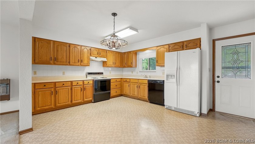 Welcome to lake life in this warm and inviting lakefront home - photo 3