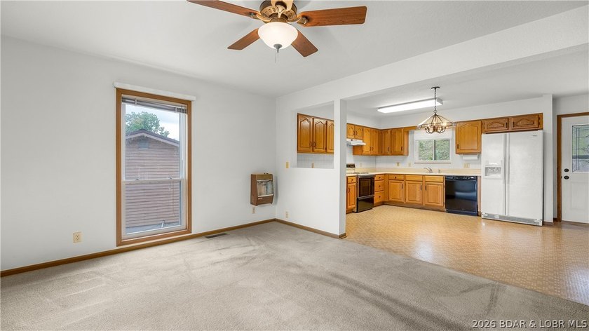 Welcome to lake life in this warm and inviting lakefront home - photo 5