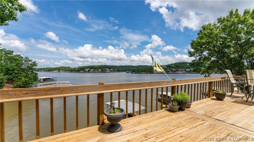 Welcome to lake life in this warm and inviting lakefront home - photo 7