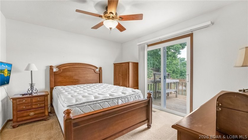 Welcome to lake life in this warm and inviting lakefront home - photo 9