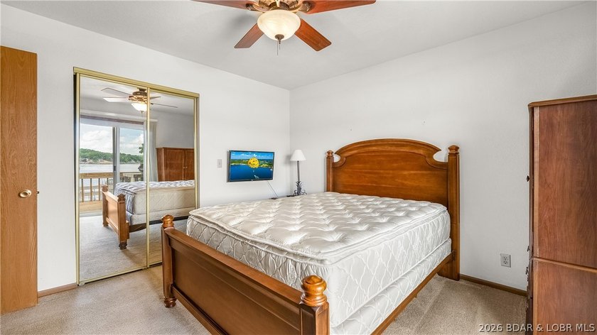 Welcome to lake life in this warm and inviting lakefront home - photo 10