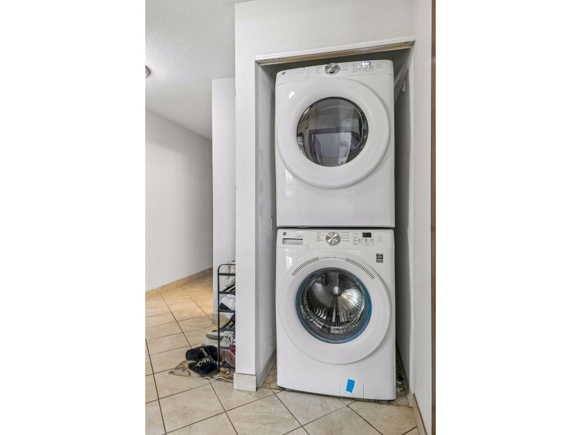 Rarely available corner unit with 3 bedrooms, 2 bathrooms, and 2 - photo 23