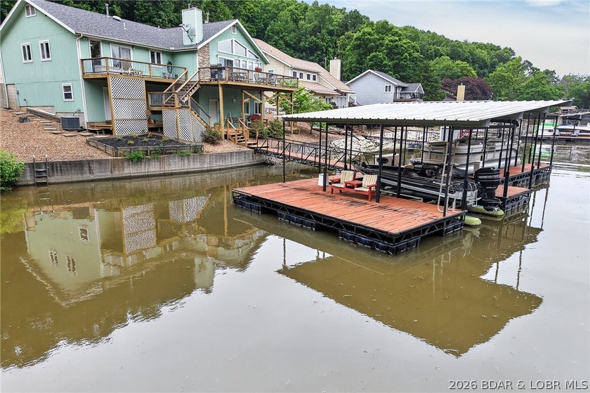 This property offers calm waters, 3 to 4 bedrooms, 3 full baths - photo 7