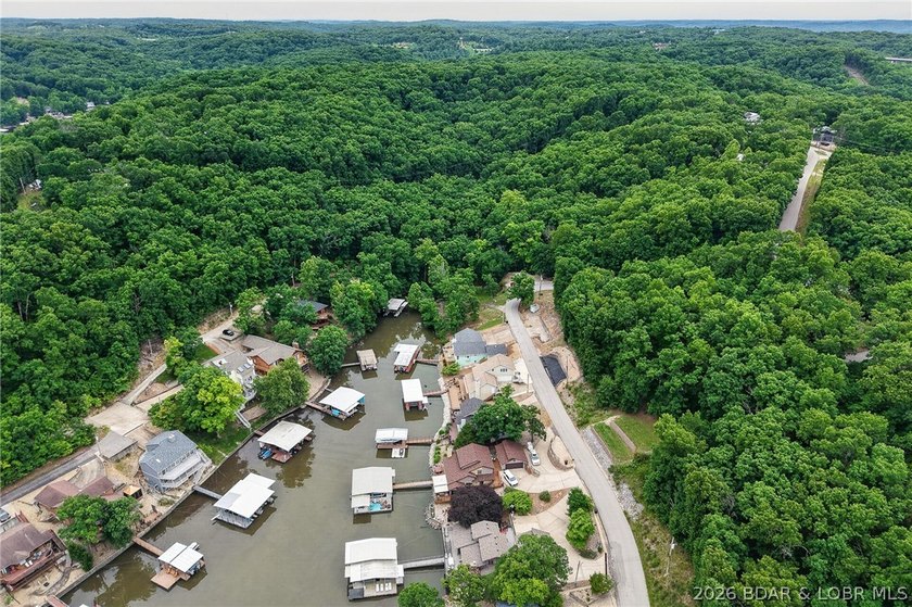 This property offers calm waters, 3 to 4 bedrooms, 3 full baths - photo 10