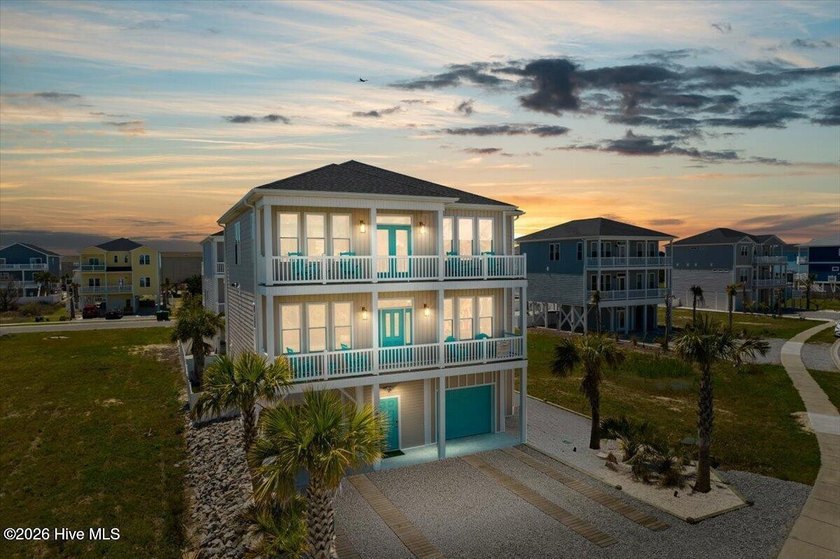 Welcome to **Sun Kissed**, a beautifully furnished 5-bedroom - photo 4