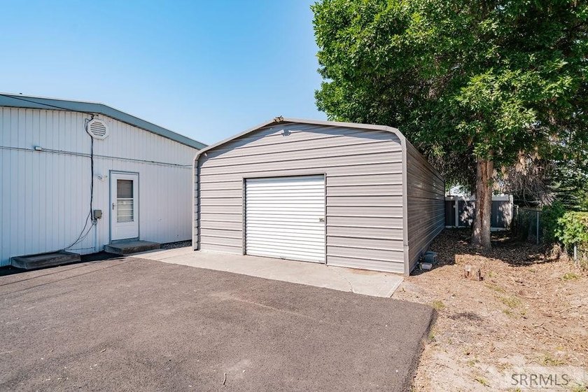 Once a licensed assisted-living home, this one-of-a-kind 4,292 - photo 3