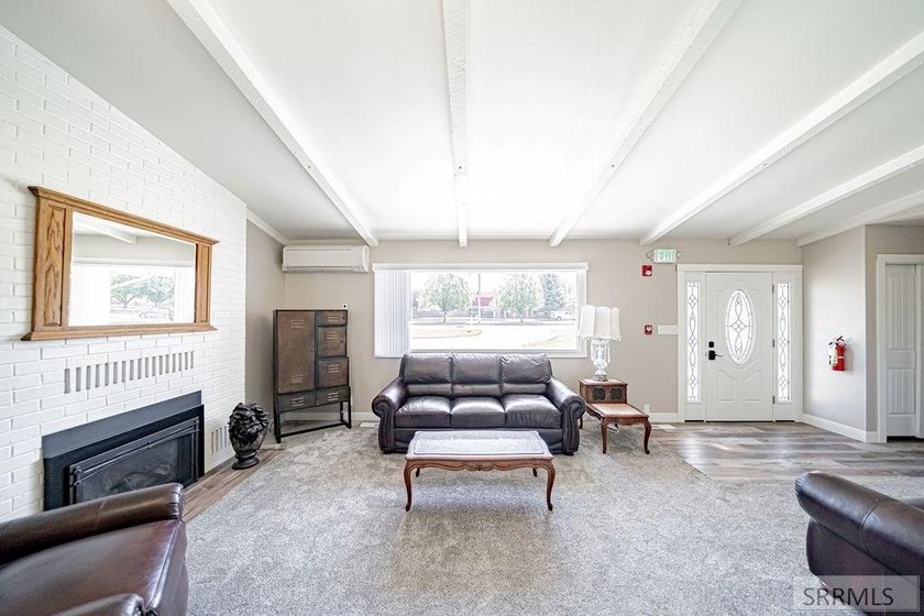 Once a licensed assisted-living home, this one-of-a-kind 4,292 - photo 5