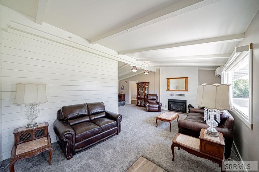 Once a licensed assisted-living home, this one-of-a-kind 4,292 - photo 6