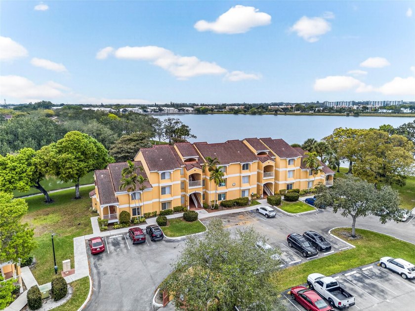 First-floor lakefront unit with screened patio in a gated - photo 20