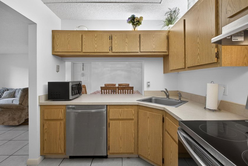 Enjoy peaceful lake views from this condo w/ living/dining room - photo 27