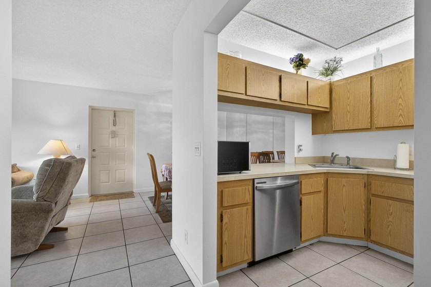 Enjoy peaceful lake views from this condo w/ living/dining room - photo 32