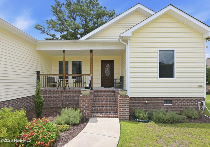 Motivated Seller--bring your offer! This beautifully maintained - photo 2