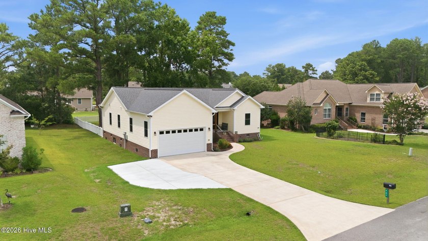 Motivated Seller--bring your offer! This beautifully maintained - photo 3