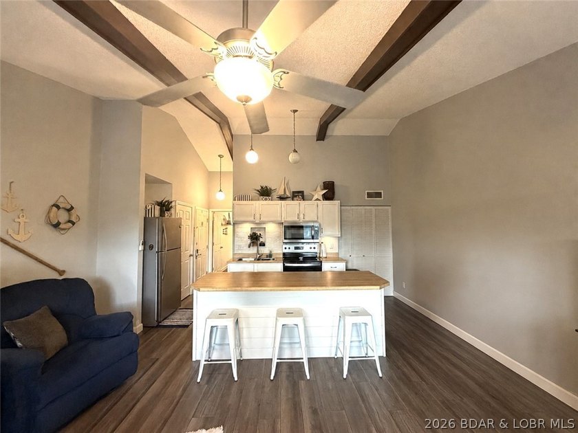 Top-floor, fully remodeled showstopper 1-bedroom condo that - photo 2