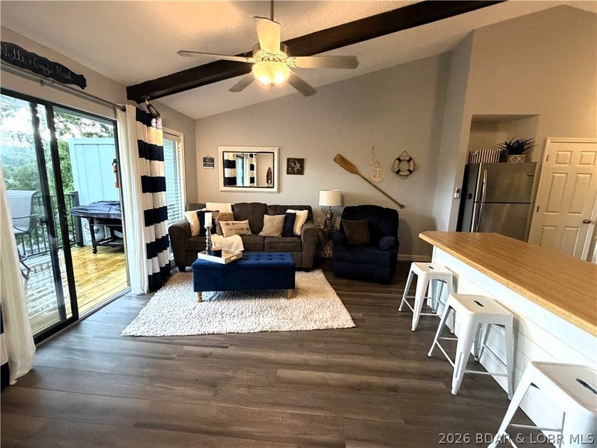 Top-floor, fully remodeled showstopper 1-bedroom condo that - photo 4