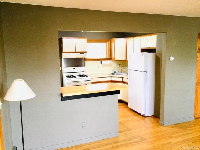 Well-maintained ranch ideally located south of Montauk Highway - photo 5