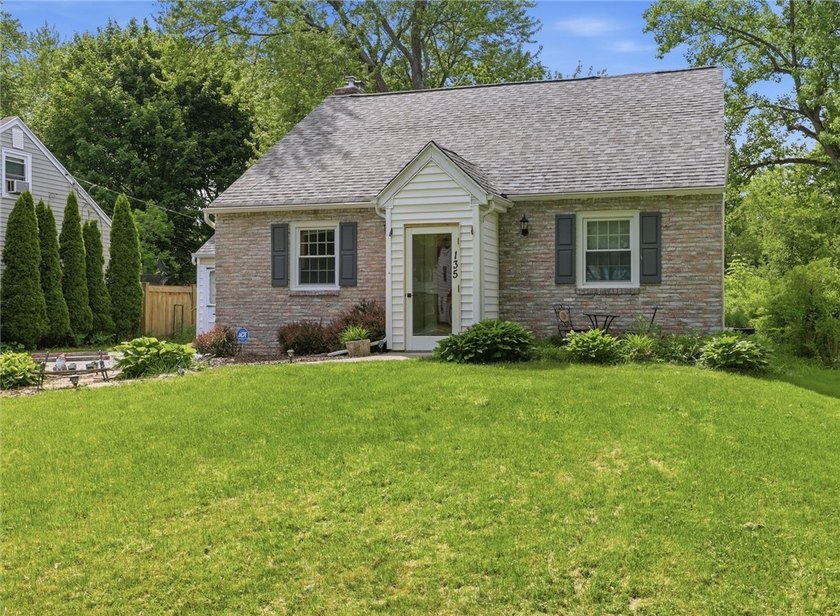 Welcome to 135 Glen Ellyn Way, a beautifully updated home - photo 2