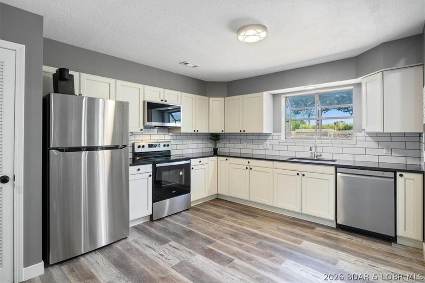 Updated, turnkey, and fully furnished, this beautifully - photo 3
