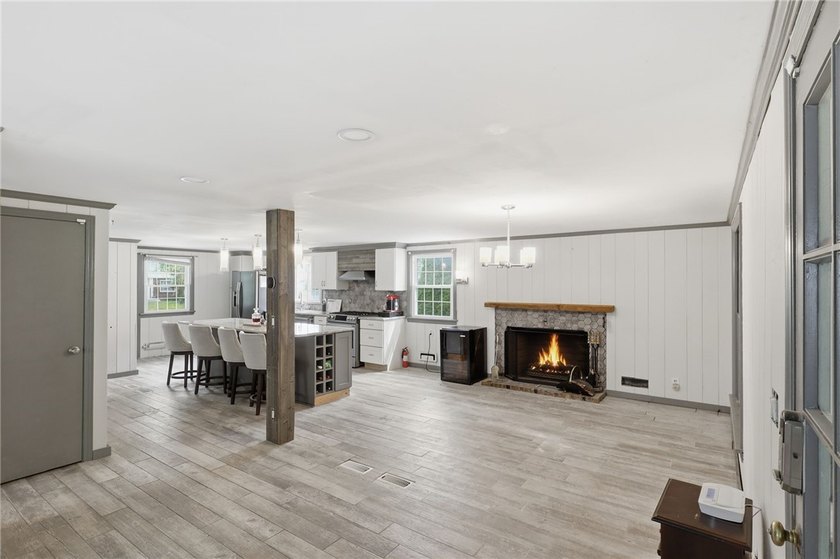 Welcome to 135 Glen Ellyn Way, a beautifully updated home - photo 10