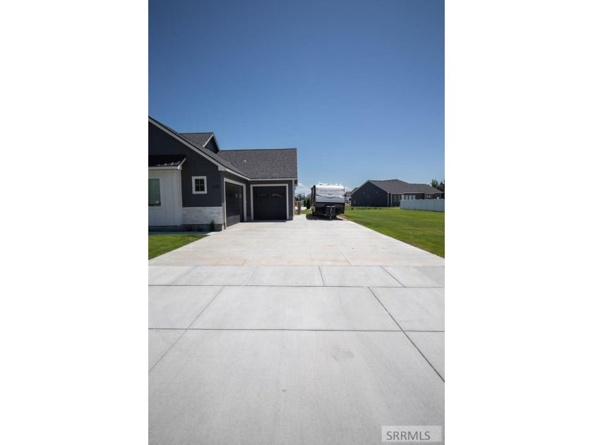 Don't miss out on this beautiful, nearly new, recently vacated - photo 3