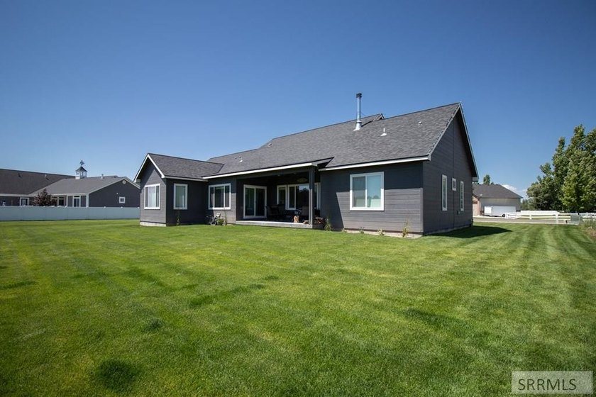 Don't miss out on this beautiful, nearly new, recently vacated - photo 4