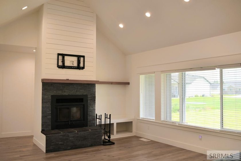 Don't miss out on this beautiful, nearly new, recently vacated - photo 7