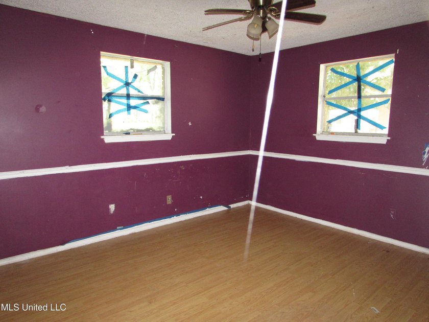 Large 4bdrm 2.5 bath home with newer roof. It is a fixer home - photo 11