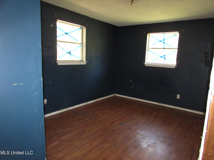 Large 4bdrm 2.5 bath home with newer roof. It is a fixer home - photo 12