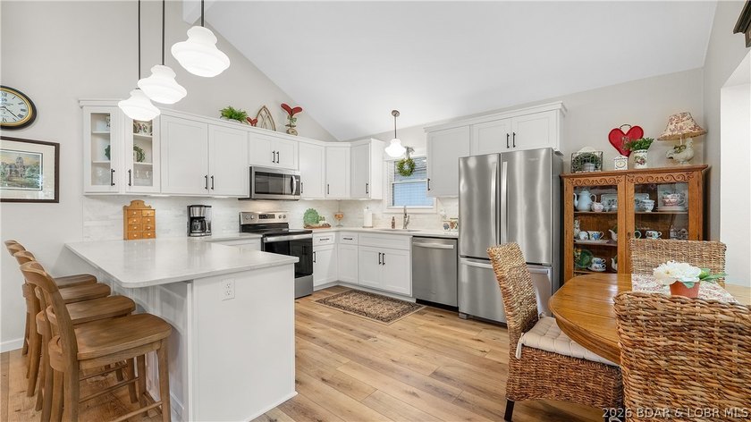 Professionally remodeled to perfection, this gorgeous Lake Ozark - photo 5