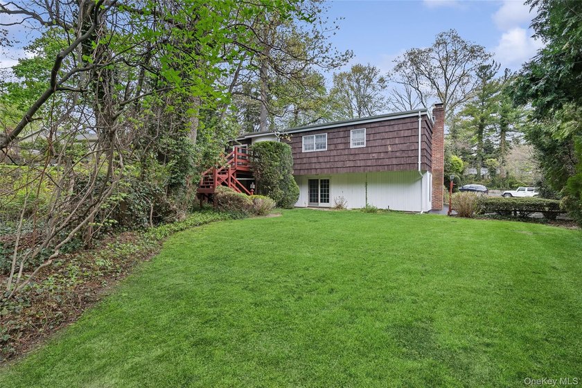 Roslyn, Flower Hill 5 Bedroom, 3 Bath Sprawling Ranch on - photo 9