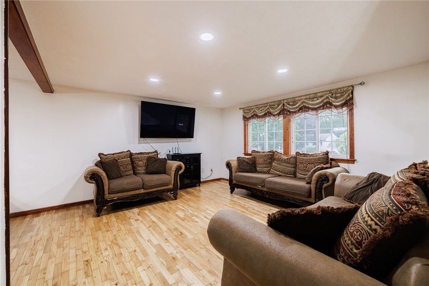 Welcome to this beautifully updated 6-bedroom, 4-full-bath home - photo 14