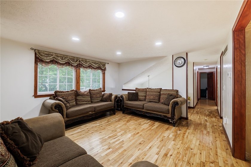 Welcome to this beautifully updated 6-bedroom, 4-full-bath home - photo 15