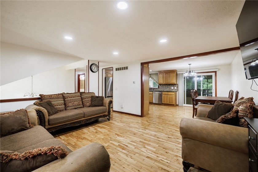 Welcome to this beautifully updated 6-bedroom, 4-full-bath home - photo 16