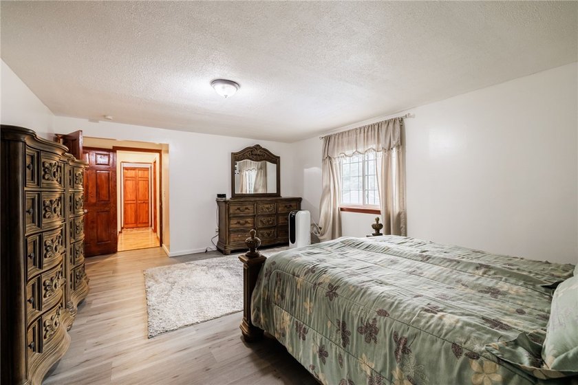 Welcome to this beautifully updated 6-bedroom, 4-full-bath home - photo 18