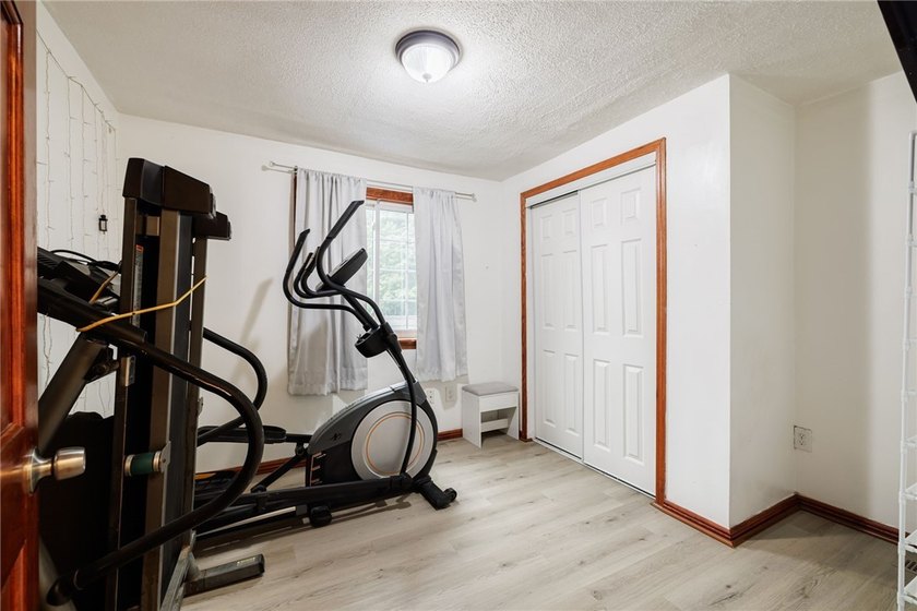 Welcome to this beautifully updated 6-bedroom, 4-full-bath home - photo 21