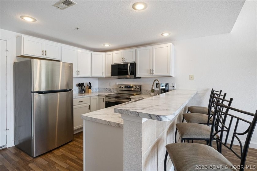 Indulge in stunning lake views from this remarkable 3-bedroom - photo 2