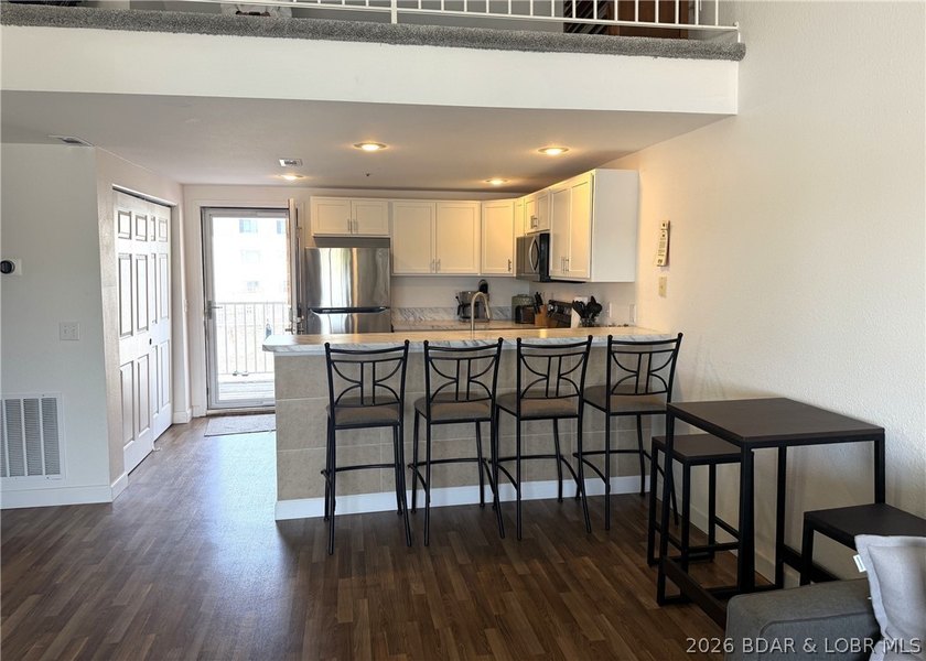 Indulge in stunning lake views from this remarkable 3-bedroom - photo 4