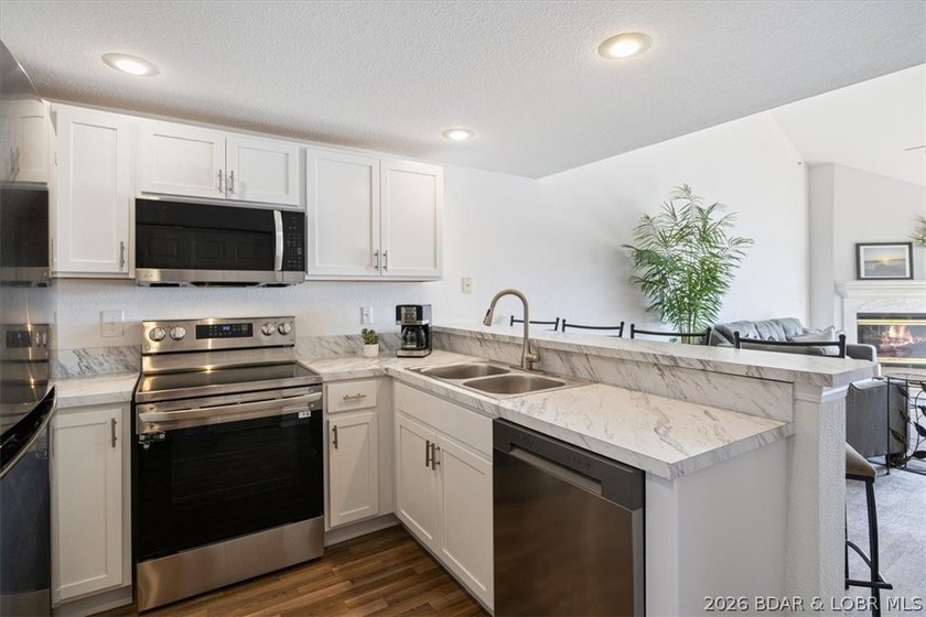 Indulge in stunning lake views from this remarkable 3-bedroom - photo 8