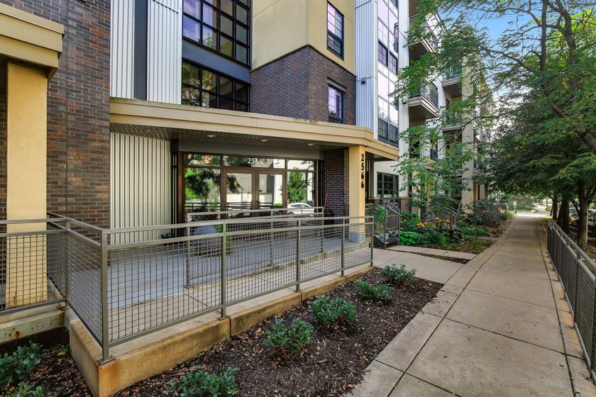 Welcome to this well-maintained 1-bedroom, 2-bath - photo 2