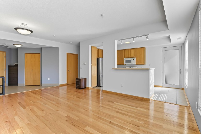 Welcome to this well-maintained 1-bedroom, 2-bath - photo 7