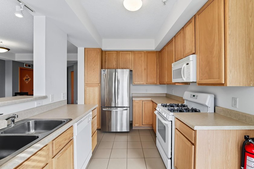 Welcome to this well-maintained 1-bedroom, 2-bath - photo 9