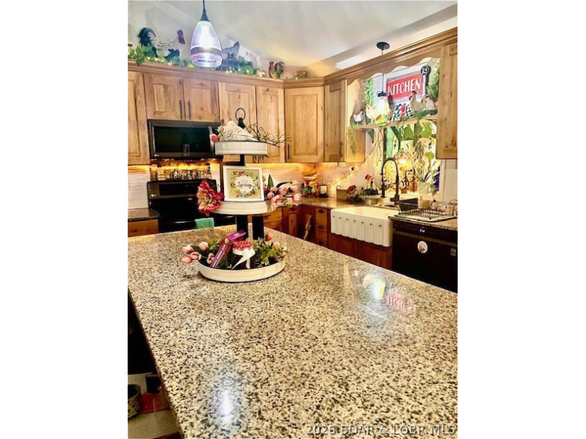 Welcome to your dream lake home, where comfort, and waterfront - photo 3