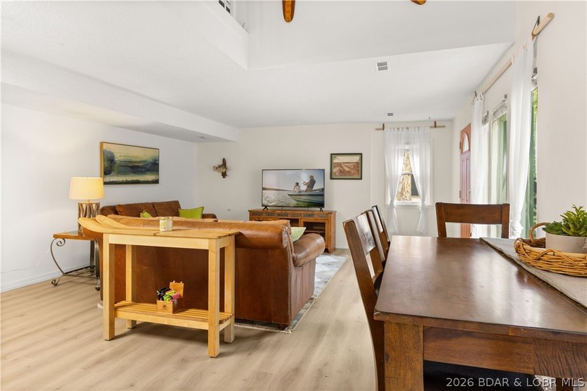 Have you always dreamed of owning a lakefront home? Seize this - photo 6
