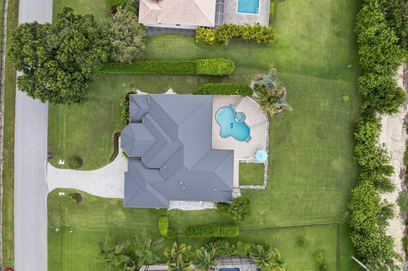 Welcome to this exceptional waterfront single-family residence - photo 33
