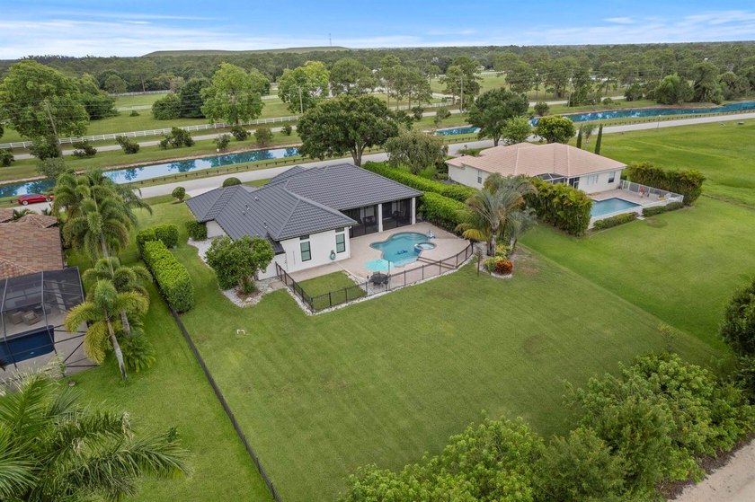 Welcome to this exceptional waterfront single-family residence - photo 38